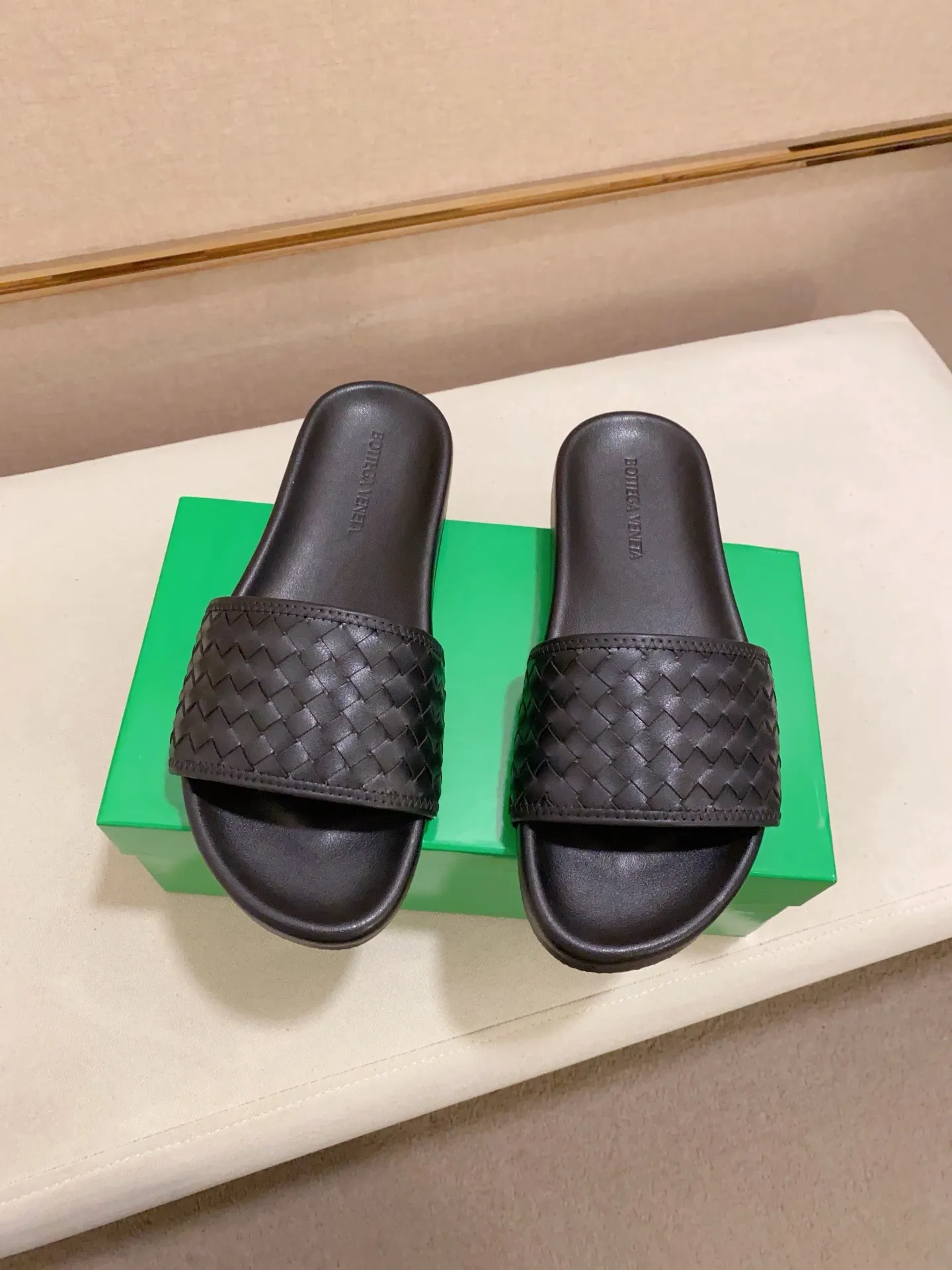 Men's shoes 💰: 320💰[BV~Bottega Veneta] Trendy new slippers are on the market. Same style as the official website. Counter quality [strong][strong][strong] Selected cow patent leather weaving. High-end atmosphere. Very cost-effective. Original wear-resistant rubber outsole. Fine workmanship. The upper layer of materials is used. The quality is visible. Shoe size 38-45.